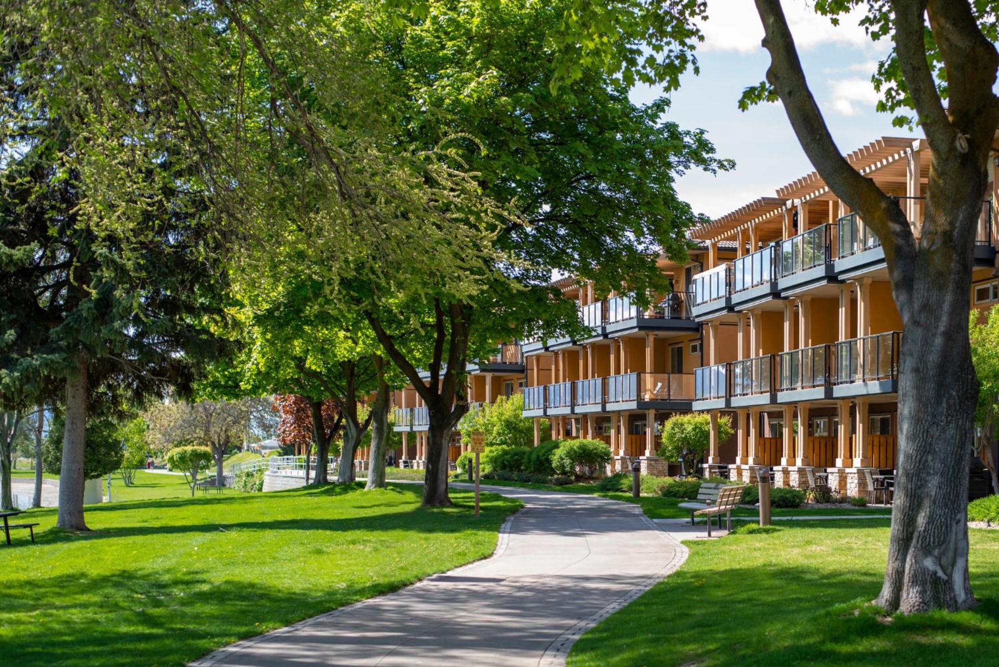 Watermark Beach Resort Osoyoos Exterior photo